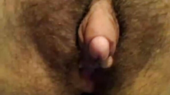 កូន​មាន់​មួយ​ក្បាល​កំពុង​ត្រូវ​បាន​ទំនើង​មួយ​ចំនួន