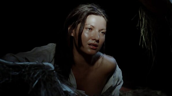 នារី​ជប៉ុន​ដ៏​គួរ​ឱ្យ​ស្រលាញ់​កំពុង​តែ​លាត​ជើង​និង​បង្ហាញ​សាច់​ញី​ដាក់​កាមេរ៉ា