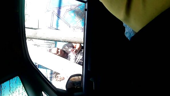 ប្តីប្រពន្ធមួយគូកំពុងក្រាលកម្រាលពូកនៅពីមុខក្រុមកាមេរ៉ា