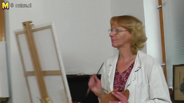 ទឹកឃ្មុំពណ៌ប្រ៊ុយណេលាបប្រេង ធ្វើឱ្យរន្ធគូថរបស់នាងត្រូវបានខួងយ៉ាងខ្លាំង